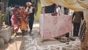 Raigarh News: रायगढ़ में अनोखी शादी: दूल्हा-दुल्हन ने जलते अंगारों में चलकर पूरी की रस्में, गंधेल गोत्र की परंपरा, कई पीढ़ियों से चली आ रही परंपरा
