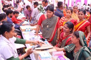 Raigarh News: खरसिया शिविर में 250 से अधिक लोगों ने करायी स्वास्थ्य जांच, 10 ने किया रक्तदान, निःशुल्क जांच, दवा वितरण और आयुष्मान कार्ड से मिली राहत