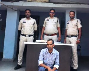 Raigarh: रायगढ़ पुलिस की सट्टा पर कार्रवाई, मोबाइल से सट्टा संचालित करते आरोपी गिरफ्तार, मोबाइल और नगदी जब्त