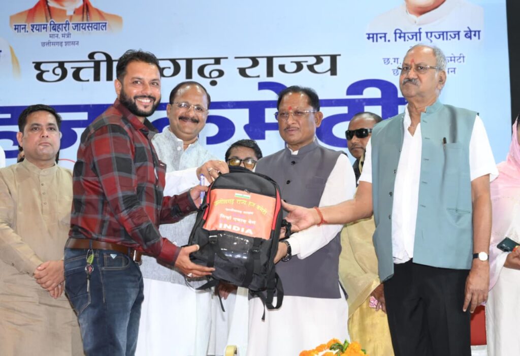 मुख्यमंत्री विष्णु देव साय ने हज यात्रियों को वितरित किया फर्स्ट एड किट: सफल हज यात्रा के लिए शुभकामना देकर यात्रियों का किया स्वागत