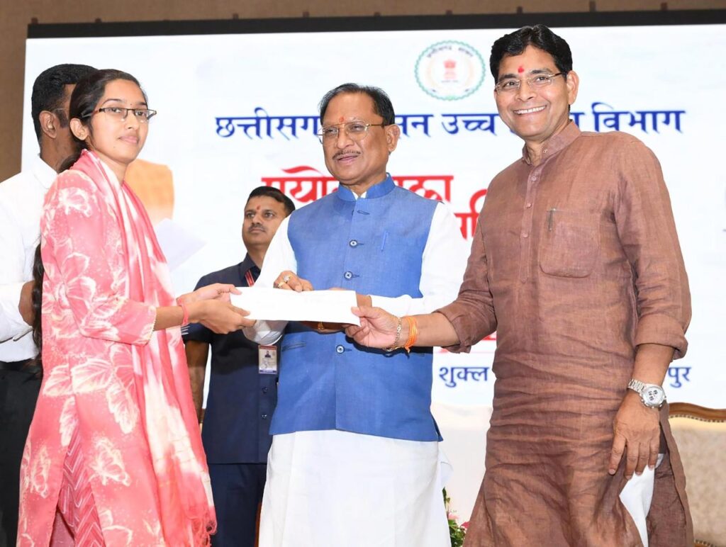 छत्तीसगढ़ को प्रगति और समृद्धि के नए आयामों तक ले जाने में युवा पीढ़ी की महत्वपूर्ण भूमिका – उच्च शिक्षा मंत्री टंकराम वर्मा