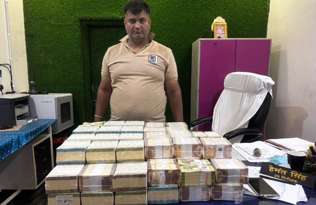 दो सूटकेस में कैश का रहस्य! 18 लाख के नए नोटों के साथ पकड़ा युवक, हवाला या किसी बड़े खेल की कड़ी?