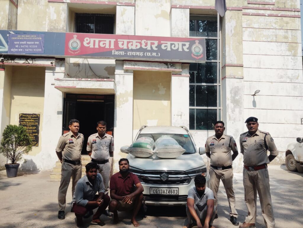 रायगढ़: “ऑपरेशन आघात” का खौफ या तस्करों का टूटता नेटवर्क, नाकेबंदी में फंसी कार से निकला चौंकाने वाला सच
