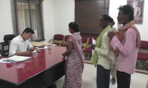 Raigarh: जनदर्शन में सुनी गई जनसामान्य की समस्याएं प्राप्त आवदेनों के त्वरित निराकरण के दिए गए निर्देश