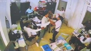 सारंगढ़ में पत्रकार की पिटाई : कृषि विभाग के दफ्तर में विस्तार अधिकारी ने जमकर पीटा, CCTV में कैद हुई वारदात