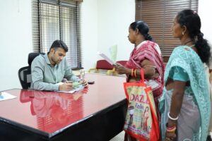 जनदर्शनः कलेक्टर ने सुनी आमजन की समस्याएं, कई प्रकरणों का मौके पर समाधान, समयबद्ध और गुणवत्तापूर्ण निराकरण के लिए अधिकारियों को दिए निर्देश