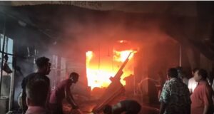 CG: ऑटो पार्ट्स की दुकान में लगी भीषण आग, नगदी समेत लाखों का सामान जलकर खाक