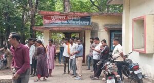 CG: सरपंच की पिटाई से अस्पताल के कर्मचारी की मौत, पीएम कक्ष में लगा ताला, आरोपी की गिरफ्तारी की मांग