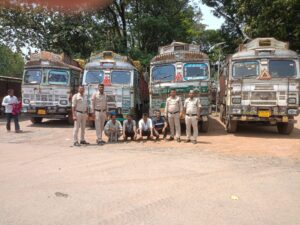 ऑपरेशन_प्रहार” के तहत रायगढ़ पुलिस की बड़ी कार्रवाई— 4 ट्रकों से 82 लाख से अधिक का अवैध कबाड़ जब्त