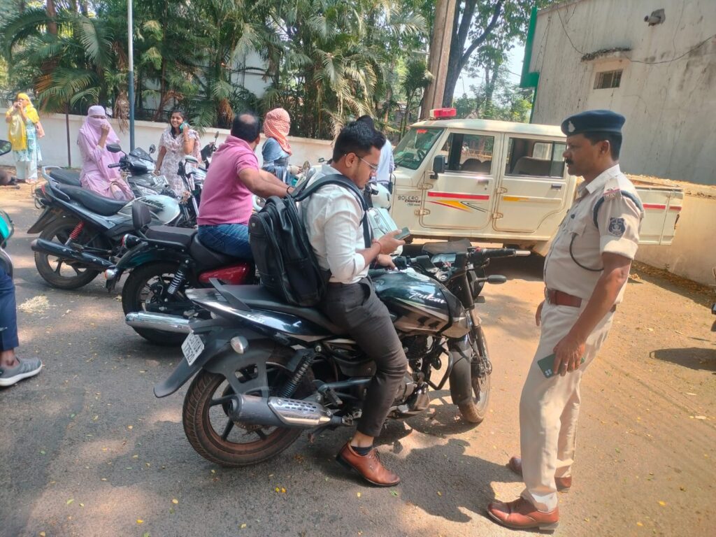 जशपुर में हेलमेट को लेकर सख्ती, 28 शासकीय कर्मचारियों पर कार्रवाई; 14 हजार का चालान