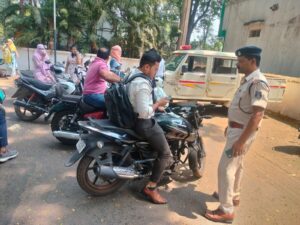 जशपुर में हेलमेट को लेकर सख्ती, 28 शासकीय कर्मचारियों पर कार्रवाई; 14 हजार का चालान