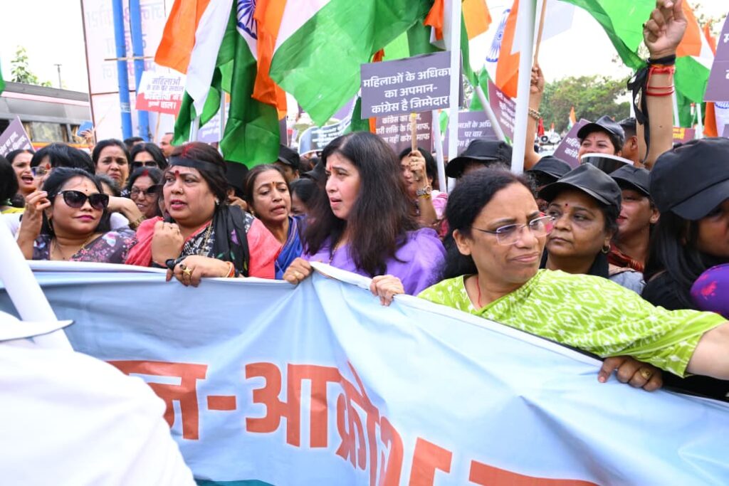 जन आक्रोश पदयात्रा निकाल महिला मोर्चा ने किया पुतला दहन