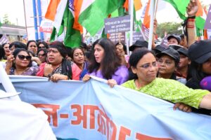 जन आक्रोश पदयात्रा निकाल महिला मोर्चा ने किया पुतला दहन