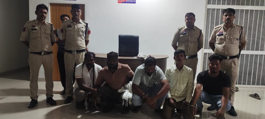 Raigarh News: ट्रांसपोर्ट नगर बस स्टैंड में मारपीट, लूटपाट और तोड़फोड़ मामले में जूटमिल पुलिस ने की सख्त कार्रवाई, डकैती की धाराओं के तहत पांच आरोपी गिरफ्तार