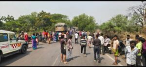 Raigarh News: कोयला लदे ट्रेलर की चपेट में आकर स्कूटी सवार महिला की मौत, पति-बच्चा घायल, ग्रामीणों का चक्काजाम, घायल अस्पताल में भर्ती 