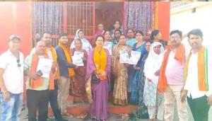 गाँव चलो बस्ती चलो अभियान: दीनदयाल कॉलोनी में घर-घर पहुंचीं पूनम पटेल, बताया योजनाओं का लाभ