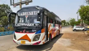 चैन स्नैचिंग की शिकायत पर कंडक्टर ने थाने में यात्रियों समेत खड़ी कर दी बस, संदिग्धों से पूछताछ कर रही पुलिस…