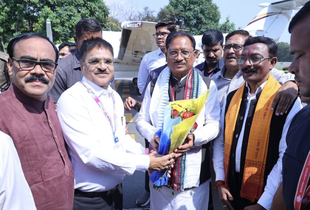 मुख्यमंत्री विष्णुदेव साय रायगढ़ पहुंचे, जिंदल एयरपोर्ट पर हुआ आत्मीय स्वागत