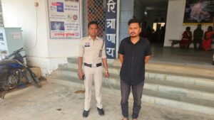 Raigarh News: मां के सामने से किशोर का अपहरण करने वाला आरोपी चंद घंटों में गिरफ्तार, रिपोर्ट दर्ज कराने जा रही पीड़िता की कार को भी आरोपी ने मारी टक्कर, पुलिस ने जंगल में घेराबंदी कर दबोचा