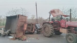 CG News: अज्ञात वाहन की टक्कर से पलटा ट्रैक्टर, चालक समेत दो लोगों की मौत, गांव में पसरा मातम 