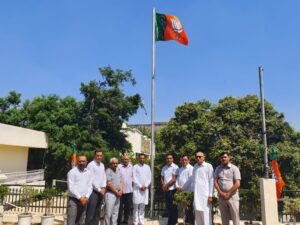 भाजपा स्थापना दिवस पर सांसद निवास (बूथ नंबर 66) पर सम्मानपूर्वक फहराया गया पार्टी का ध्वज