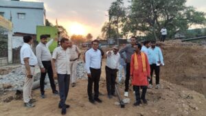 Raigarh: आकार ले रहा शहर के चारों दिशाओं को मिलने वाली सड़क और चौक, शनिमंदिर छठघाट मरीन ड्राइव सड़क निर्माण का महापौर एवं निगम आयुक्त ने किया निरीक्षण