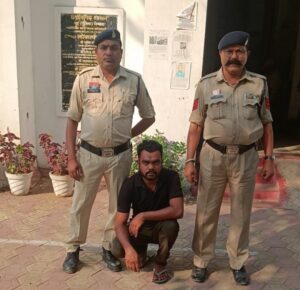Raigarh News: डायल 112 चालक से मारपीट, एक आरोपी गिरफ्तार, दो आरोपी फरार, तलाश जारी, आरोपी से धारदार हथियार जब्त