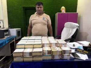 बिलासपुर में बड़ी कैश बरामदगी: रेलवे स्टेशन के पास 17.90 लाख की नई करेंसी के साथ संदिग्ध गिरफ्तार, 10, 20 और 50 के नोटों के 81 बंडल जब्त