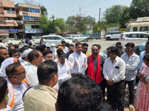 Raigarh: औद्योगिक श्रमिकों की सुरक्षा को लेकर युवा कांग्रेस का जोरदार घेराव तालाबंदी, भारी संख्या में पुलिस रही मौजूद