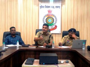 Raigarh News: रायगढ़ पुलिस की पहल; सड़क दुर्घटनाओं पर अंकुश के लिए ट्रांसपोर्टरों के साथ अहम बैठक, सख्त दिशा-निर्देश जारी,  ट्रांसपोर्टरों के सुझावों पर कार्रवाई, नो एंट्री समय, कबाड़ वाहन और विजिबिलिटी मुद्दे पर फोकस