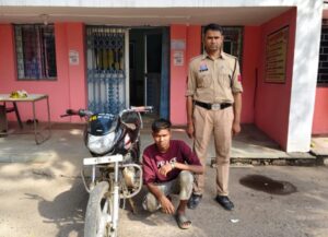 Raiarh News: चोरी की बाइक के साथ आरोपी गिरफ्तार, तमनार पुलिस की कार्रवाई, भेजा गया न्यायिक रिमांड पर