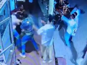 Raigarh News: बस सर्विस के कर्मचारियों की पिटाई, साइड देने की बात को लेकर विवाद, युवकों ने दफ्तर में तोड़फोड़ भी की