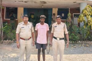 Raigarh News: पारिवारिक नाराजगी में बेटे ने मां पर फावड़े से किया जानलेवा हमला, महिला की मौके पर मौत, आरोपी गिरफ्तार