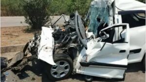 CG Road Accident:  तेज रफ्तार कार हाइवा से टकराई, मां-बेटे सहित परिवार के तीन लोगों की मौत