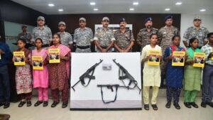 30 लाख के इनामी 9 हार्डकोर नक्सलियों का सरेंडर, AK-47, SLR समेत हथियारों के साथ पहुंचे नक्सली