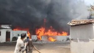 CG: प्लास्टिक फैक्ट्री में लगी भीषण आग, मौके पर पहुंचीं फायर ब्रिगेड की कई गाड़ियां
