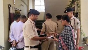 CG: STF कांस्टेबल के घर में घुसकर पत्नी-बेटे की दर्दनाक हत्या, दो बच्चियों की हालत गंभीर
