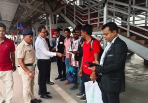 रायगढ़ स्टेशन में चला नाका टिकट चेकिंग अभियान, 18 ट्रेनों की जाँच,  440 मामलों में 02 लाख 40 हजार रुपये से अधिक की जुर्माना वसूली  