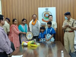 Raigarh News: जिला पुलिस रायगढ़ के प्रधान आरक्षक देवसाय तिर्की को सम्मानपूर्वक दी गई विदाई, लंबी सेवाओं के लिए विभाग ने जताया आभार