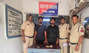 Raigarh News: रायपुर डकैती का फरार आरोपी लुक छिप कर चला रहा था ऑनलाइन क्रिकेट सट्टे का खेल, रायगढ़ पुलिस की रेड में दबोचा गया कुख्यात आरोपी, सट्टा खेलने वाला युवक भी गिरफ्तार