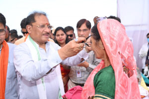 मुख्यमंत्री विष्णु देव साय ने हितग्राहियों को अपने हाथों से पहनाया नजर का चश्मा’, ’सुशासन तिहार शिविर में स्वास्थ्य विभाग के स्टॉल का किया निरीक्षण’