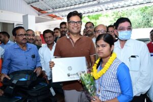 Raigarh News: मेधावी विद्यार्थियों का सम्मानः वित्त मंत्री ओ.पी.चौधरी ने दिया लैपटॉप व 25 हजार रुपए का प्रोत्साहन