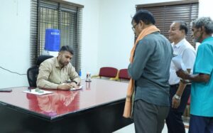 Raigarh News: जनदर्शन में जनसमस्याओं पर कलेक्टर का त्वरित एक्शन, कई मामलों में मौके पर जांच के दिए निर्देश