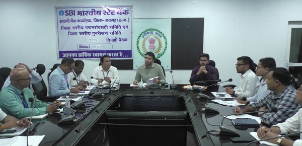 Raigarh News: किसानों और हितग्राहियों को ऋण के लिए भटकना नहीं पड़े- कलेक्टर मयंक चतुर्वेदी