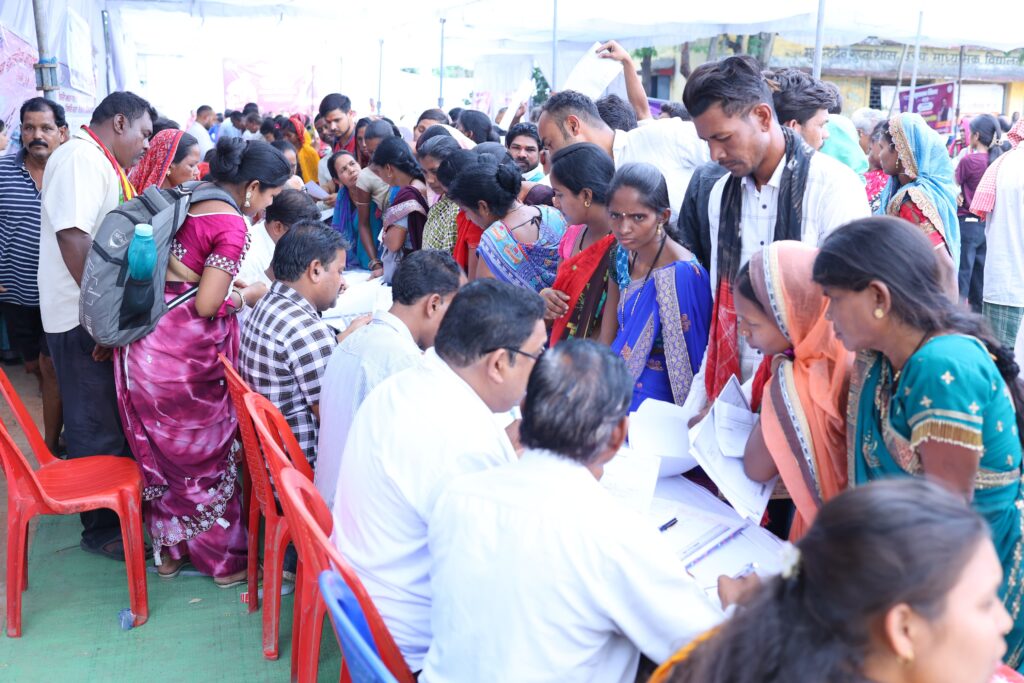 Raigarh: सुशासन तिहार: संवाद से समाधान की सशक्त पहल, लोईंग में आयोजित जन समस्या निवारण शिविर में 300 से अधिक आवेदनों का मौके पर निराकरण