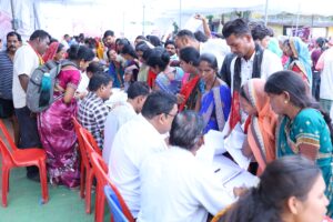 Raigarh: सुशासन तिहार: संवाद से समाधान की सशक्त पहल, लोईंग में आयोजित जन समस्या निवारण शिविर में 300 से अधिक आवेदनों का मौके पर निराकरण