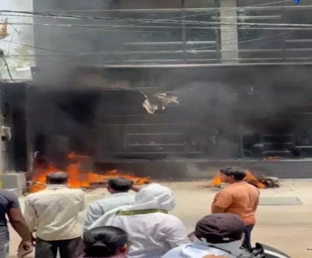 रायपुर में अचानक धुएं से भर गई कपड़ों की दुकान, देखते ही देखते मच गई भगदड़… VIDEO में कैद हुआ खौफनाक मंजर