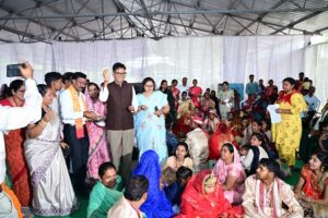 Raigarh News: वित्त मंत्री ओ.पी. चौधरी ने नवविवाहित जोड़ों को दिया आशीर्वाद, मुख्यमंत्री कन्या विवाह योजना के तहत रायगढ़ जिले में 150 जोड़ों का सामूहिक विवाह संपन्न