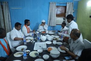 सुशासन तिहार : मुख्यमंत्री विष्णु देव साय ने बैगा समाज के साथ किया सामूहिक भोजन, आत्मीय संवाद से मजबूत हुआ विश्वास