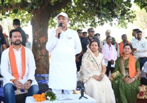  कटहल–गुलमोहर की छांव में सजी चौपाल,खाट में बैठकर मुख्यमंत्री ने ग्रामीणों से किया सीधा संवाद, सुनी समस्याएं, समाधान के दिए निर्देश